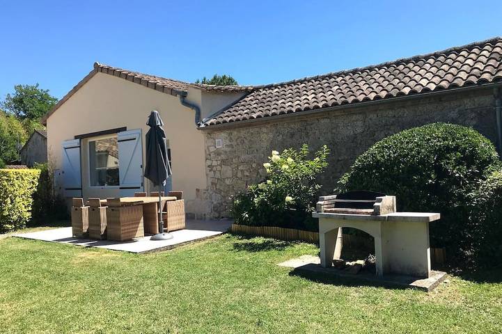 Location de vacances pour 6 personnes, avec jardin ainsi que piscine et terrasse à Civrac-de-Blaye