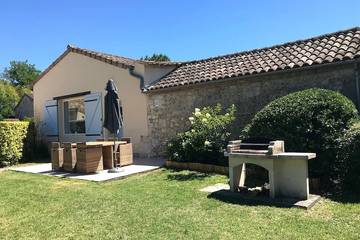 Location de vacances pour 6 personnes, avec jardin ainsi que piscine et terrasse à Civrac-de-Blaye