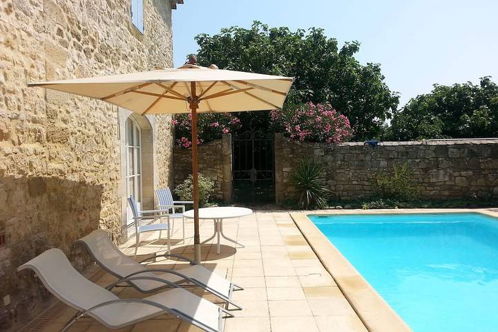 Gîte pour 9 personnes, avec piscine et jardin à Blauzac