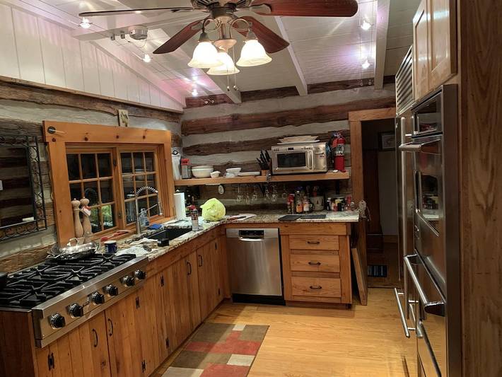 Log cabin for 6 people, with yard and hot tub as well as terrace, with pets in Greenbrier River