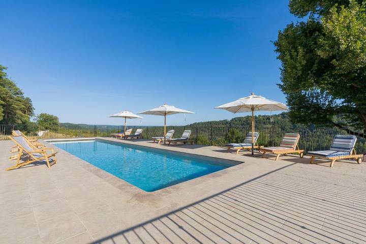 Villa pour 14 personnes, avec jardin et jacuzzi ainsi que piscine et sauna