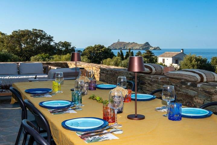 Location de vacances pour 10 personnes, avec terrasse et vue à Ersa