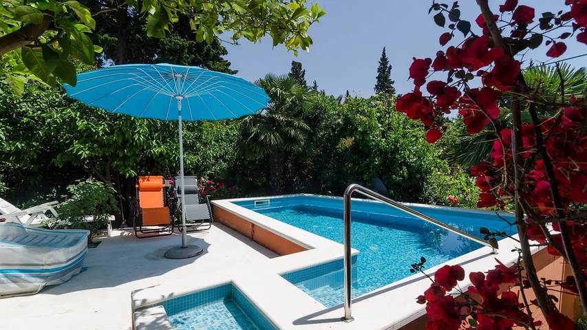 Villa for 7 people, with garden and pool in Srebreno