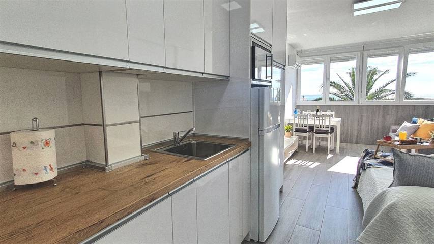 Estudio entero, Apartamento estudio 'A Pie De Playa' con vistas al mar, Wi-Fi y aire acondicionado in Buena Vista Roquetas de Mar, Roquetas de Mar