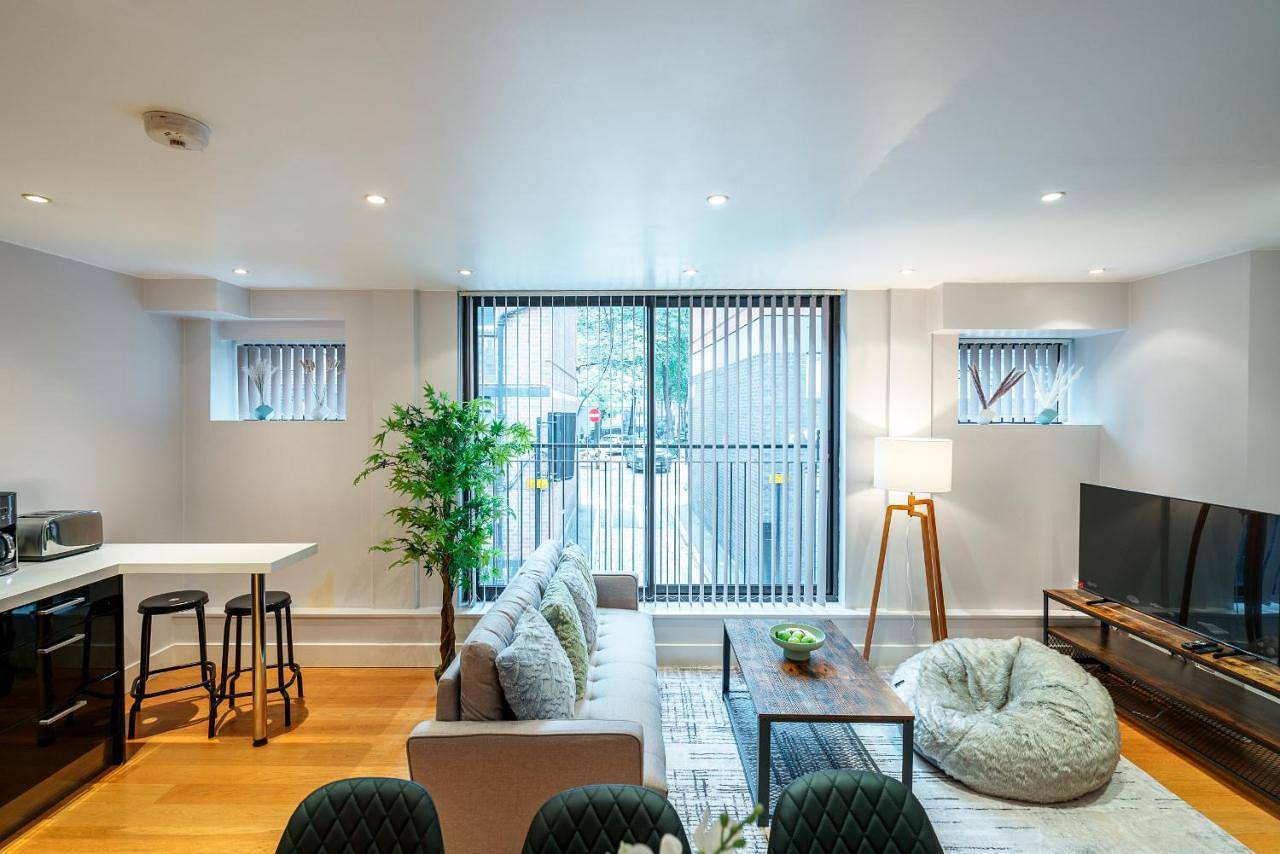 Three-Bedroom Villa in Camden, London