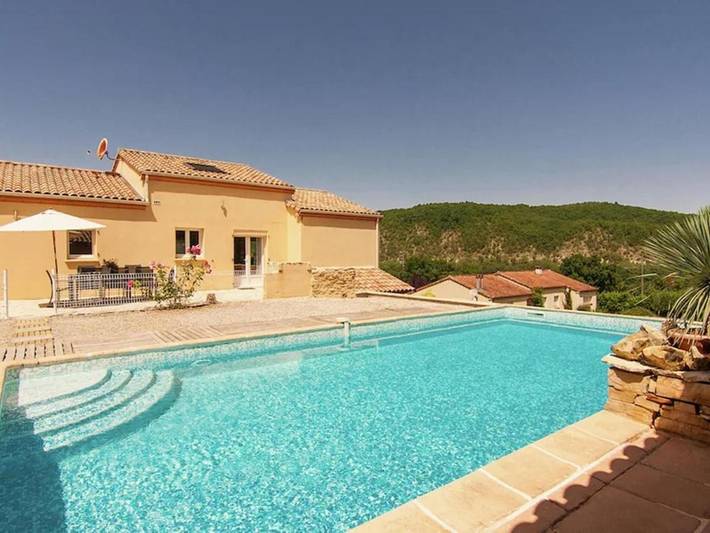 Location de vacances pour 8 personnes, avec piscine ainsi que jardin et terrasse à Calamane