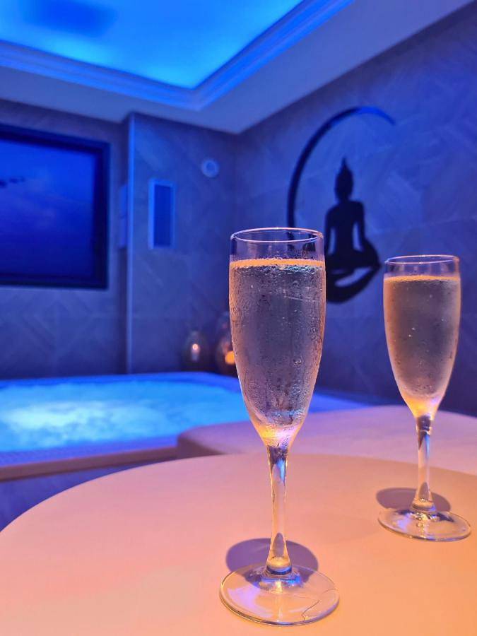 Hôtel pour 2 personnes, avec piscine et jacuzzi ainsi que sauna et jardin à Lécousse - 3