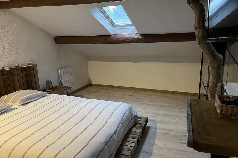 Apartamento entero, Large terrace * Double whirlpool * Private parking, Air conditioning in Entraigues-sur-la-Sorgue, Vaucluse