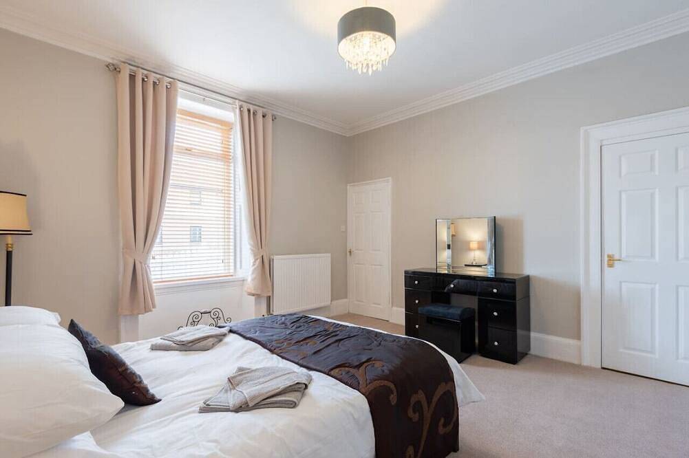 Scotston Villa - 5 bedroom house with large private back garden & hot tub in Angus