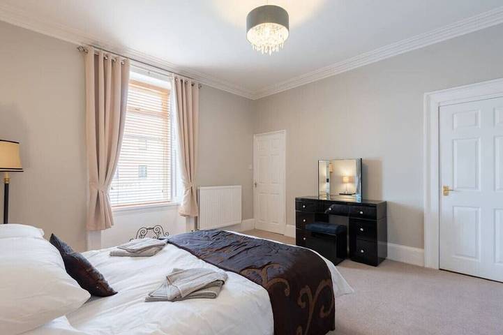 Scotston Villa - 5 bedroom house with large private back garden & hot tub in Angus