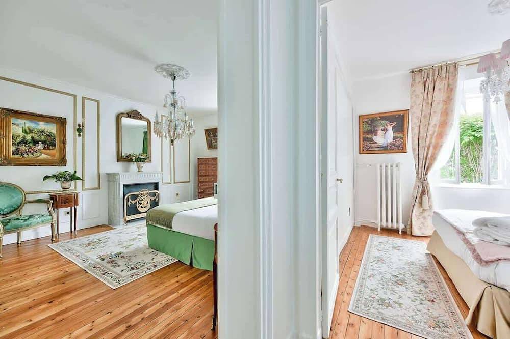 Parisian Villa: City Views, 5 Bedrooms & Family-Friendly in Paris, Ile de France