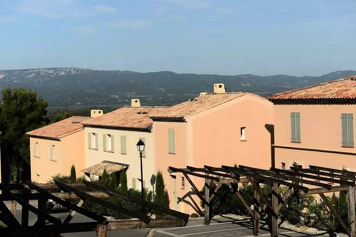 Entire apartment, 2 Room Apartment 4 People - Comfort in Mallemort, Arles region