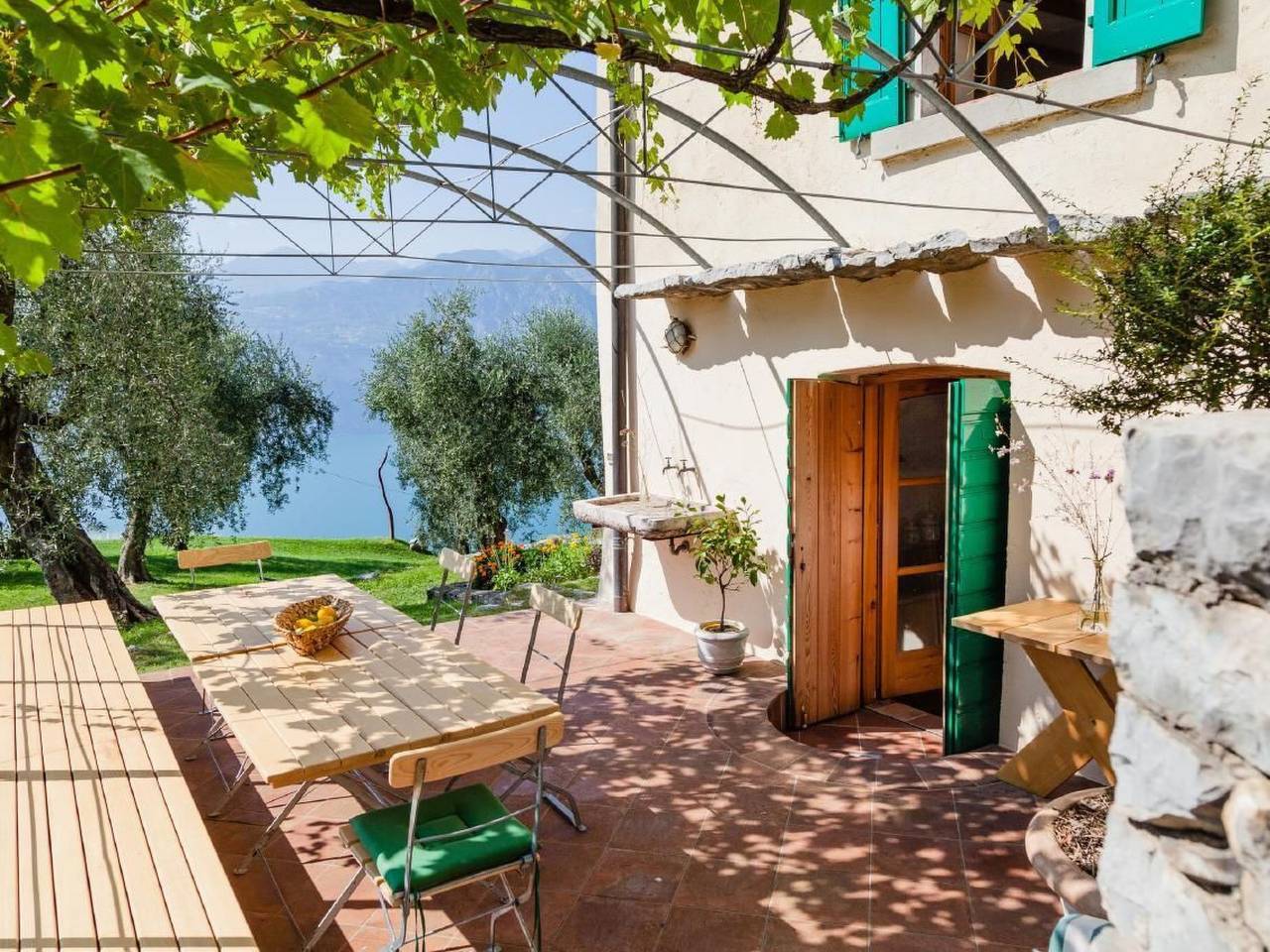Rustiko-Landhaus mit Infinity-Pool und Seeblick in Malcesine, Gardasee-Berge