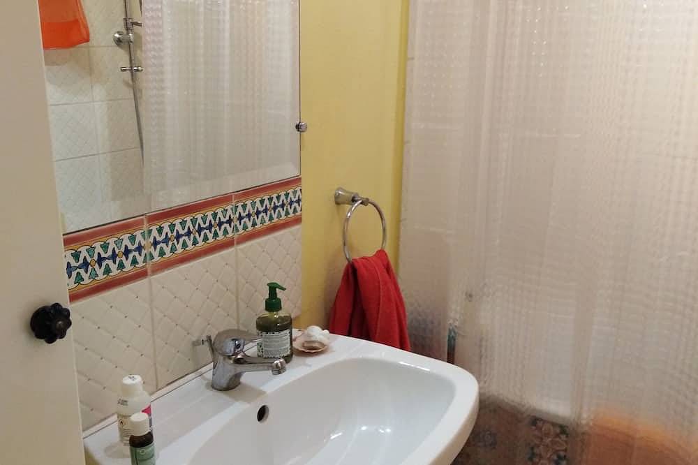 Entire apartment, 24m2 studio in private property with swimming pool and private parking space. in Sanary-sur-Mer, Toulon region
