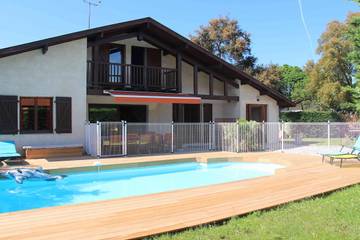 Gîte pour 11 personnes, avec terrasse et piscine ainsi que jardin et jacuzzi dans les Landes
