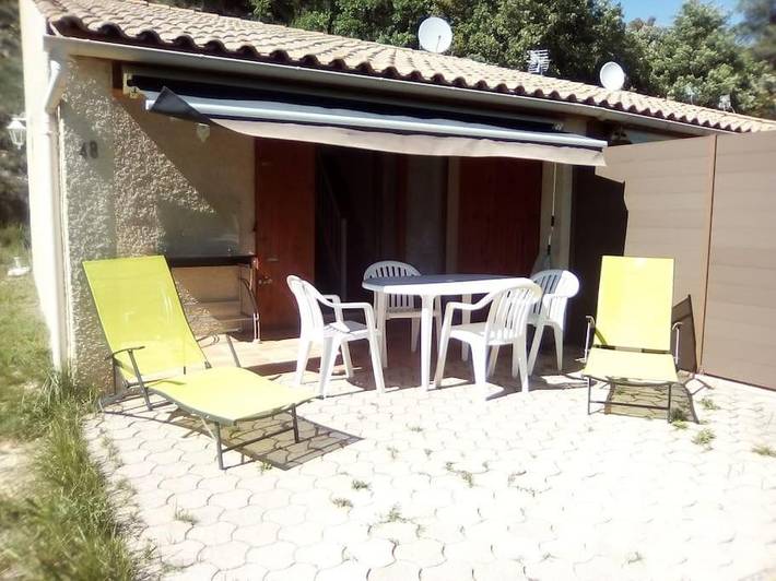 Location de vacances pour 4 personnes, avec piscine ainsi que vue et terrasse à Saint-Martin-de-Brômes - 3