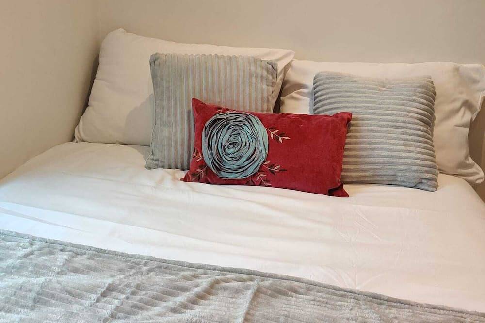 Beautiful, stylish and modern cosy, and central 2 bed house (can sleep up to 6) in Aylesbury, Buckinghamshire