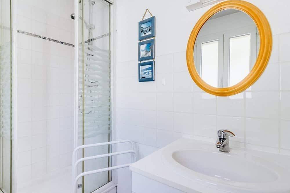 Entire apartment, Duplex T3 with balcony, 2 br, 6 pers, parking in Esquièze-Sère, Pyrenees National Park