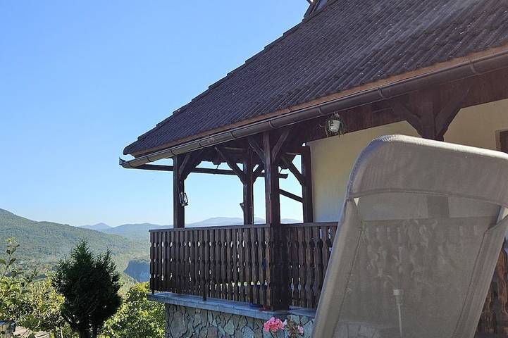Location de vacances pour 3 personnes, avec Balcon ainsi que Terrasse et Jardin dans Poljanak