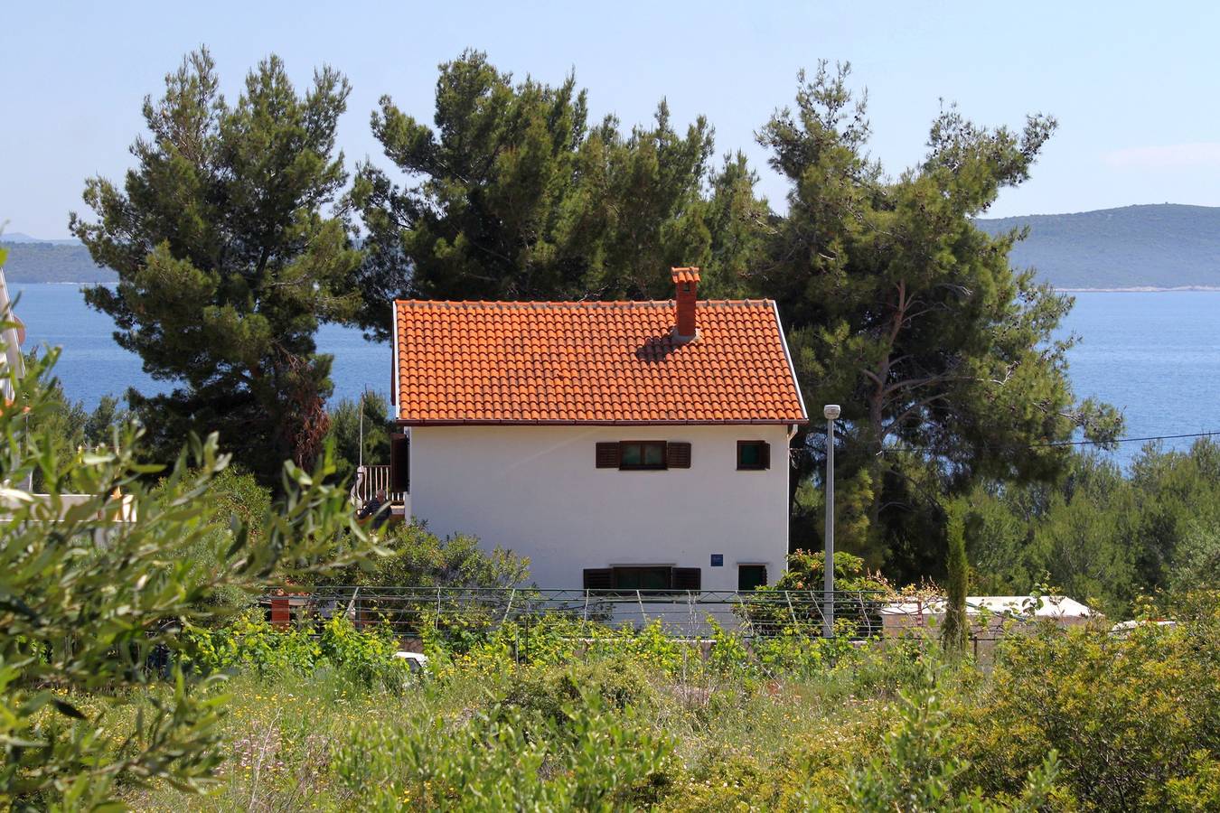 Ganze Wohnung, 2-Zimmer-Ferienwohnung mit Terrasse und Meerblick Zavala, Hvar -a in Zavala, Hvar