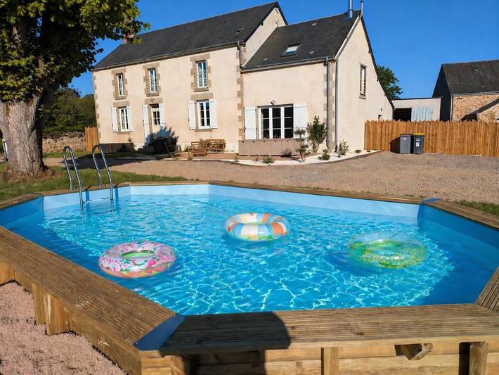 Location de vacances pour 14 personnes, avec jardin ainsi que piscine et vue à Chassignolles