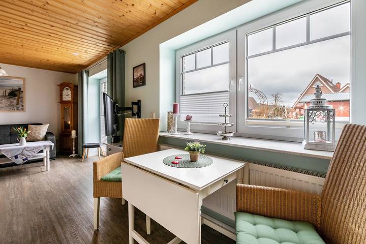 Entire apartment, Apartment 'Doppelhaushälfte Ida' with Private Terrace, Shared Garden and Wi-Fi in Meldorf, Dithmarschen