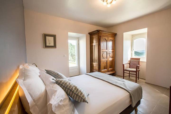 Location de vacances pour 6 personnes, avec jacuzzi et terrasse ainsi que jardin et piscine à Payzac (Ardèche) - 3