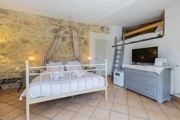 Chambre d’hôte pour 4 personnes, avec jardin et piscine ainsi que terrasse et jacuzzi à Lagnes