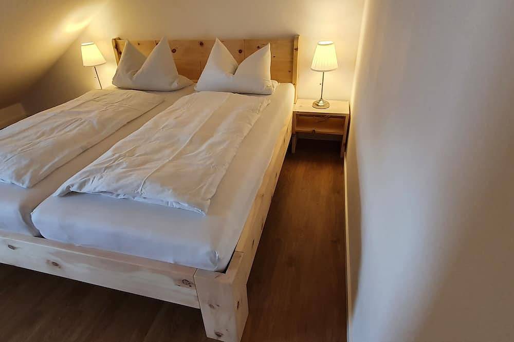 Ganze Wohnung, Ferienwohnung südlich von München  Zugspitzblick, Zirbenholzmöbel, Fahrradweg in Königsdorf, Tölzer Land