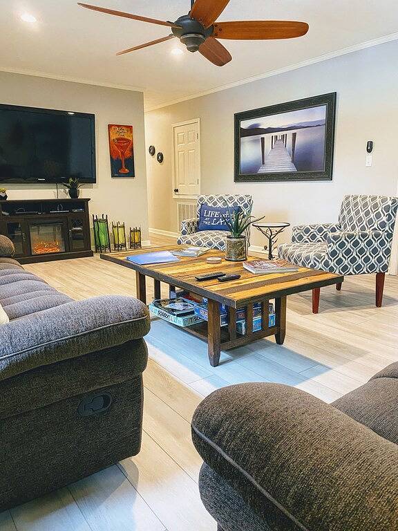 Wunderschöne, neu renovierte makellose Immobilie. Nur wenige Schritte vom Wasser entfernt mit eigenem Steg in Lake Martin