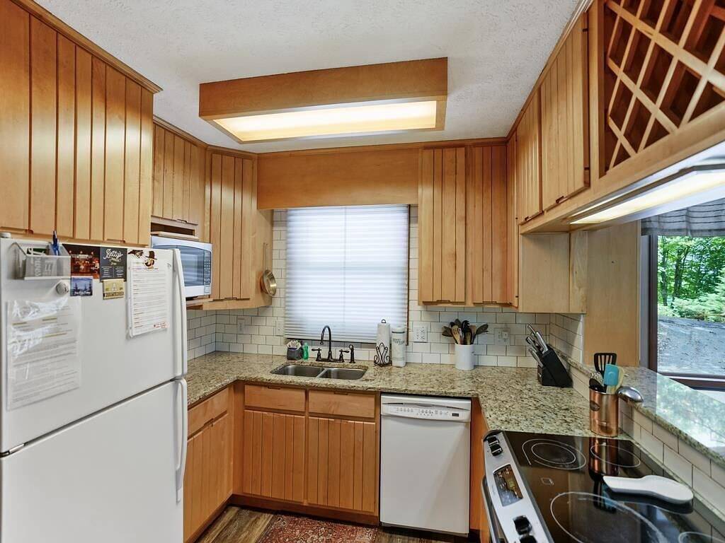 Highcliff Hideaway: In der Nähe von High Country Attraktionen, Whirlpool, Tischtennisplatte, Holzkamin, Gasgrill, 3 Kingsize-Betten, Schlafmöglichkeiten für 11, großer Speisesaal, 15% New Property Rabatt angewendet in Blue Ridge Parkway, Seven Devils