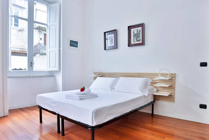 Ganze Wohnung, Ferienwohnung für 2 Personen mit Balkon/Terrasse in Neapel, Neapel Provinz