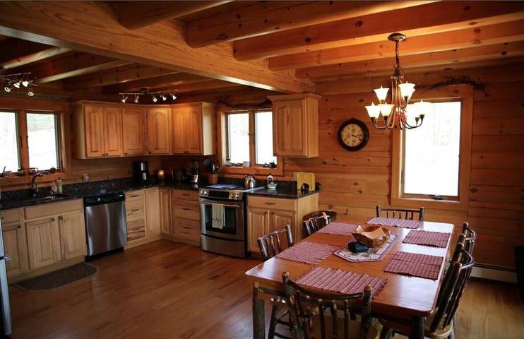 Cabin for 8 people, with yard and terrace as well as hot tub, with pets in Catskill Mountains