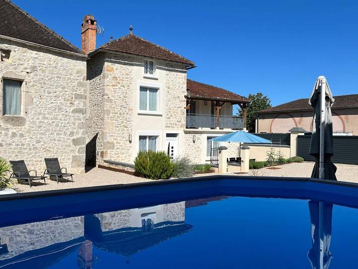 Location de vacances pour 9 personnes, avec vue ainsi que piscine et jardin à Caillac