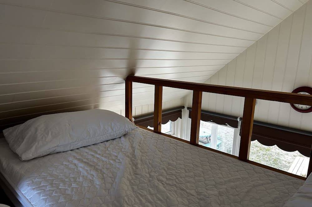 A Beach Hut on the prestigious Mudeford Spit - *** No Booking Fees *** in Christchurch, Dorset