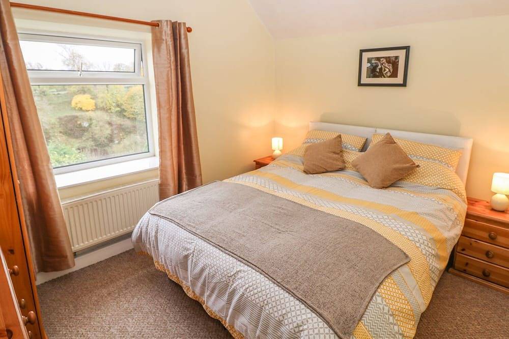 Pine Cottage, pet friendly, with a garden in Youlgreave in Youlgreave, Derbyshire