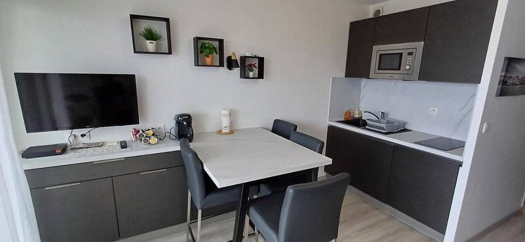 Gîte pour 4 personnes, avec terrasse ainsi que vue et piscine dans Golf De La Nivelle - 4