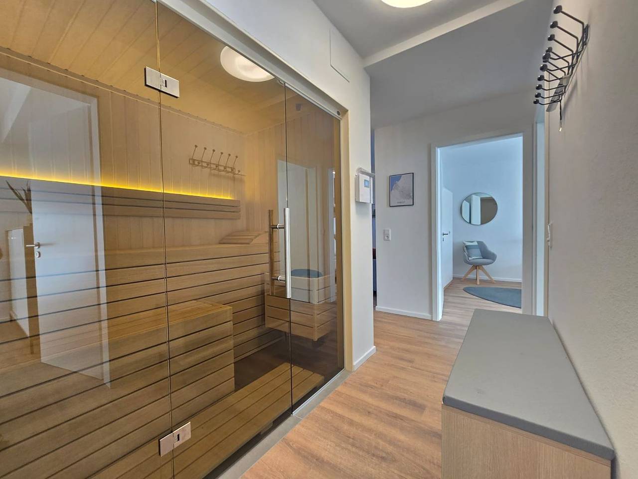 Ganze Wohnung, Modernes Ferienappartment Nordseenixe mit Sauna, Balkon und Meerblick in Norden in Norden, Norden und Umgebung