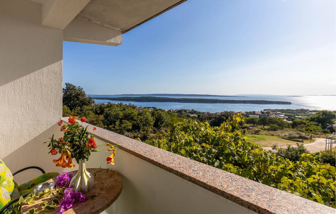 Ganze Ferienwohnung, Gemütlich, 2 km vom Strand entfernt: WLAN, Klimaanlage, Parkplatz und Terrasse! in Banjol, Rab