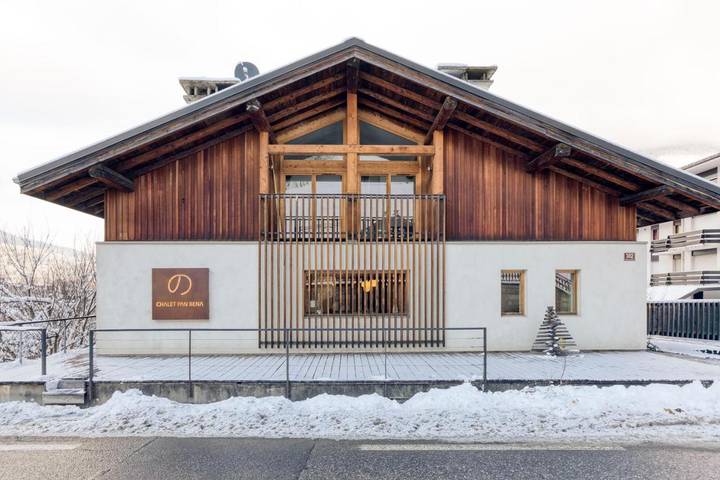 Chambre d’hôte pour 14 personnes, avec Balcon et Jacuzzi ainsi que Terrasse et Sauna