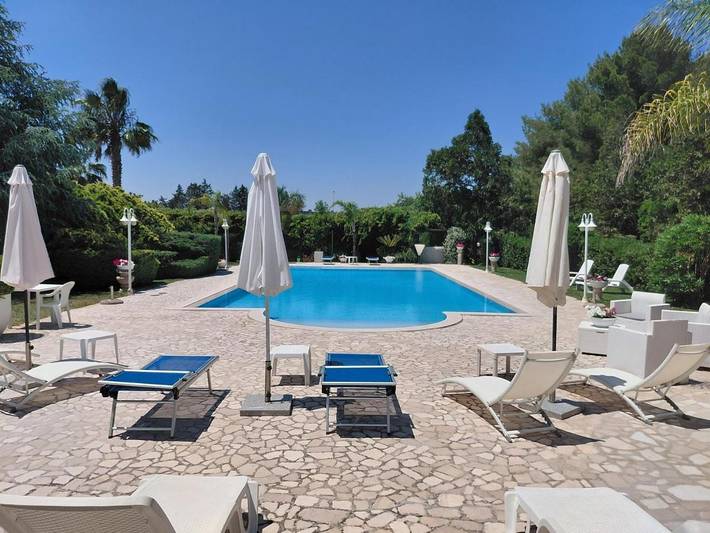 Casa vacanza per 24 persone, con Idromassaggio e Terrazza nonché Giardino e Piscina a Muro Leccese
