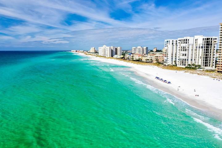 Vacation rental for 8 people, with hot tub and balcony as well as sauna and pool in Destin