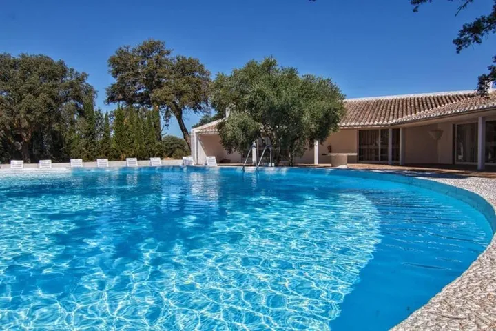 Ferienhaus für 19 Personen, mit Ausblick und Terrasse sowie Pool, kinderfreundlich - 1