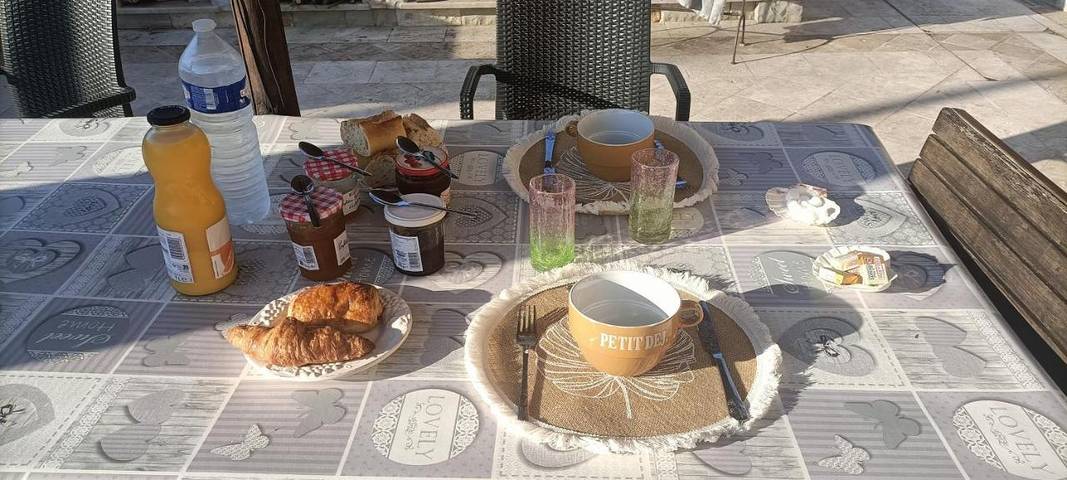 Location de vacances pour 2 personnes, avec Jacuzzi et Terrasse ainsi que Jardin et Piscine à Pégomas - 2