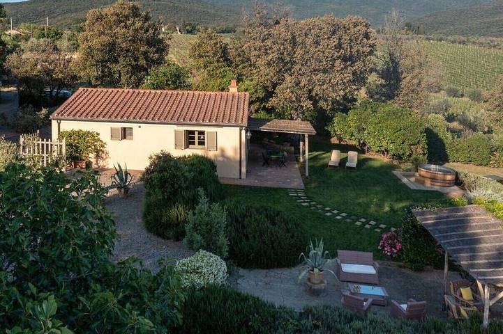Agriturismo per 4 persone, con giardino e piscina in Bolgheri