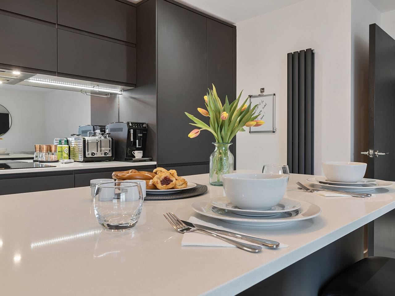 Entire apartment, Penthouse Retreat Modern & Spacious with parking - Pass the Keys in Surrey