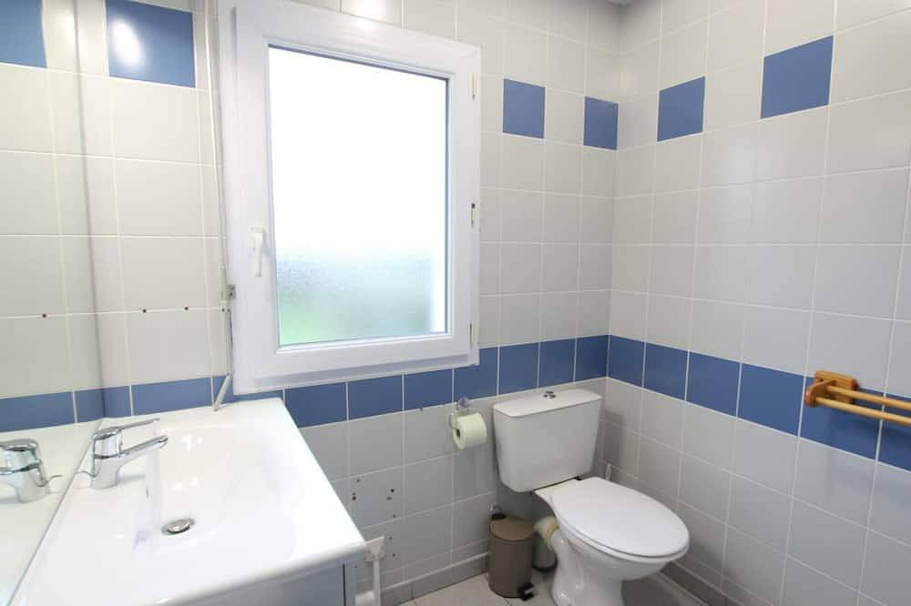 Beachside Family Getaway: 3Br House, Pet-Friendly, Bbq, Near Surf & Spa in Siouville-Hague, Côte de la Déroute