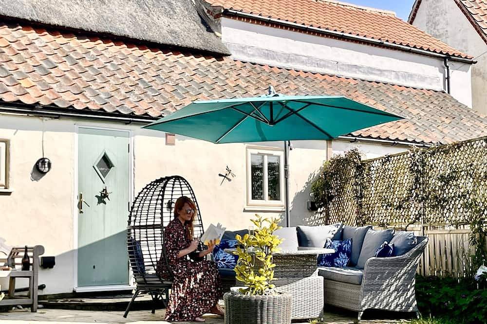 Dog Friendly Cosy Thatched Cottage Footsteps from Blue Flag beach with log fire in Sea Palling, The Broads