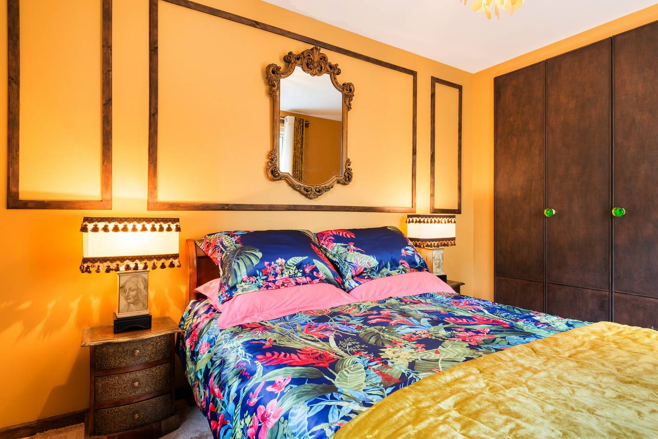 Entire vacation apartment, Quirky 1 Bedroom Apartment next to Holyrood Palace in Edinburgh, Edinburgh and Lothian