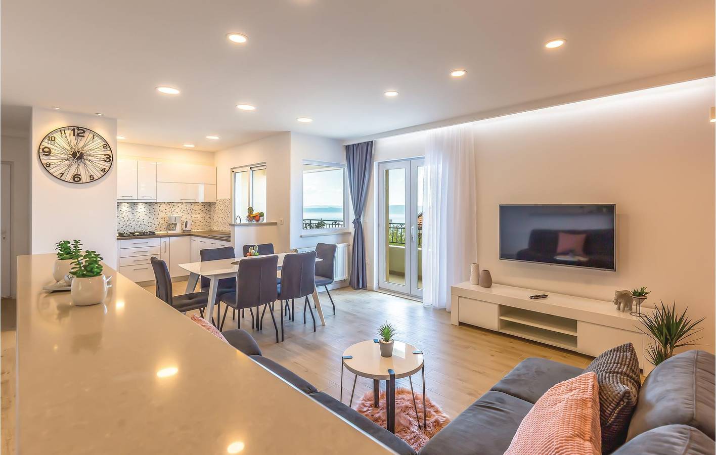 Ganze Ferienwohnung, Gemütliches Apartment mit Meerblick und Terrasse, in der Nähe des Stadtzentrums von Veliko Brdo in Veliko Brdo, Makarska